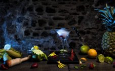 Cocktail fumoso sul tavolo con frutta — Foto stock