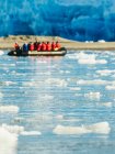 Човен з туристами в льодовому озері — стокове фото