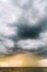 Море под живописным облаком — стоковое фото
