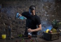 Mann gießt Zutat für Cocktail ein — Stockfoto