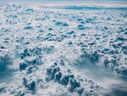 Weiße und blaue flauschige Wolkenlandschaft — Stockfoto