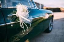 Двері автомобіля з прикрасою весілля — стокове фото