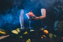 Мужская рука давая стакан с коктейлем — стоковое фото