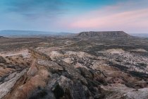 Вид з повітря на ландшафт скелястих земель — стокове фото