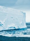 Гигантский ледник в море — стоковое фото