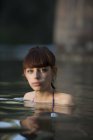 Девочка плавает в озере — стоковое фото