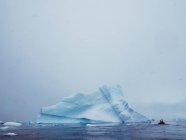 Les gens naviguant en bateau sur le lac de glace — Photo de stock