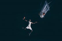 L'uomo salta a giocare a basket nello stadio indo — Foto stock