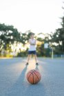 Laranja basquete e homem — Fotografia de Stock