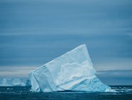 Стена ледника в море — стоковое фото