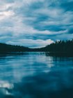 Eau calme du lac — Photo de stock