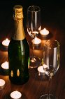Garrafa de champanhe com copos — Fotografia de Stock