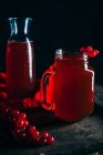 Bebida de grosella roja en tarro de albañil - foto de stock