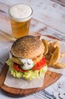 Вегетарианский бургер и стакан пива — стоковое фото