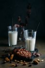 Schokoladenkekse und Milchgläser — Stockfoto