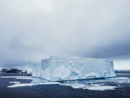 Glaciar épico en el mar - foto de stock