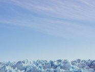 Cielo sobre formaciones de hielo - foto de stock