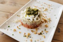 Quinoa-Gericht serviert mit Rotwein — Stockfoto
