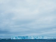 Огромный ледник в море — стоковое фото