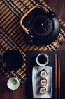 Sushi servido e conjuntos de chá — Fotografia de Stock