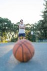 Баскетбольный мяч и человек в кепке — стоковое фото