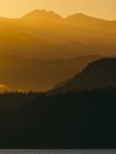 Nuances de crêtes de montagnes au coucher du soleil — Photo de stock