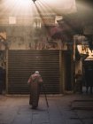Menschen gehen in orientalischem Viertel spazieren — Stockfoto