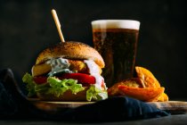 Hamburguesa vegetariana con vaso de cerveza - foto de stock