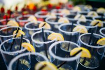 Fila de vasos vacíos con rodajas de limón - foto de stock