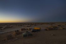 Намети в ранкових вогнях у пустелі — стокове фото