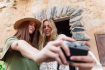 Chicas tomando selfie en la cámara analógica - foto de stock