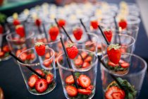 Reihe leerer Gläser mit Erdbeerscheiben — Stockfoto