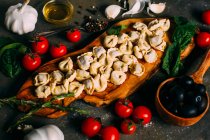 Tortellini artesanal con verduras frescas - foto de stock