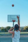 Чоловік кидає баскетбольний м'яч в кільце — стокове фото