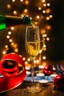 Garrafa derramando champanhe em vidro — Fotografia de Stock