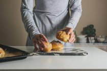 Жіночі руки кладуть хліб на борт — стокове фото