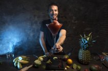 Перукар дає келих з полуничним коктейлем — стокове фото