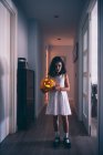 Злая девушка с тыквенным Хэллоуином — стоковое фото