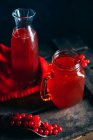 Красная смородина напиток в банке каменщика — стоковое фото