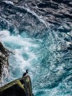 Морський двір на скелі над бурхливим морем — стокове фото