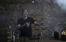 Barkeeper wirft Eiswürfel in Cocktailglas — Stockfoto