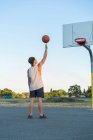 Людина спінінг баскетбол — стокове фото