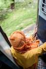 Зверху невпізнавана людина в традиційному одязі, що їде в поїзді . — стокове фото