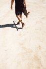 Земледелец ходит со скейтбордом в пустыне — стоковое фото