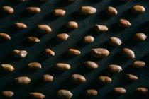 Візерунок арахісу на темній поверхні — стокове фото