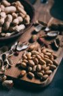 Купка арахісу в дерев'яній обробній дошці — стокове фото