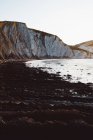 Vista panorámica de la ladera de la plomada costera y la costa rocosa - foto de stock