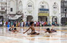 Bambini che si divertono in città — Foto stock