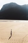 Niedriger Winkel Fernsicht des Mannes ausstreckenden Arm mit Kamera am Strand — Stockfoto