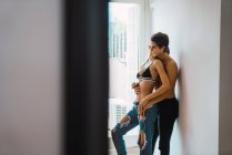 Paar lehnt an Wand und umarmt sich zu Hause — Stockfoto